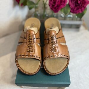 Women's‎ Clarks bendables
Ina Bow Tan Slip in Mule
Sandals Women's Sz 9 1/2